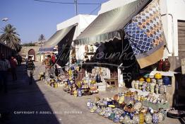 Image du Maroc Professionnelle de  Au souk de la Colline des Potiers, on y trouve une dominance de la poterie étant donné qu'elle représente l'activité artisanale la plus importante de la ville, elle emploi environ 2000 personne et un grand nombre de saisonniers à Safi, Vendredi 29 Août 1997. (Photo / Abdeljalil Bounhar)





s à Safi, Vendredi 29 Août 1997. (Photo / Abdeljalil Bounhar) 